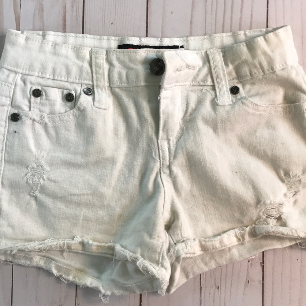 Cute Ripped Shorts🌤 - Picture 3 of 3